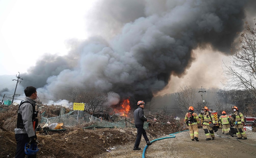 El incendio fue completamente controlado más de ocho horas después de que iniciara en la barriada de Guryong, en el sur de Seúl, informó la Agencia Nacional de Bomberos. Foto: AFP