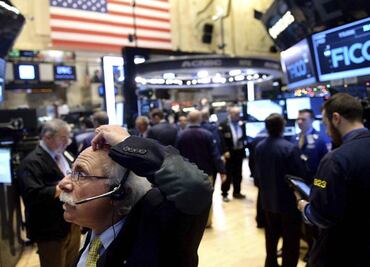 Wall Street cierra estable pese al yuan; BMV cae 0.78%