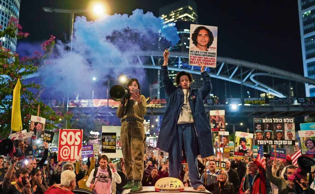 Manifestantes exigen la liberación inmediata de los rehenes israelíes en poder de Hamas, durante una protesta en Tel Aviv. Foto: Ohad Zwigenberg / AP