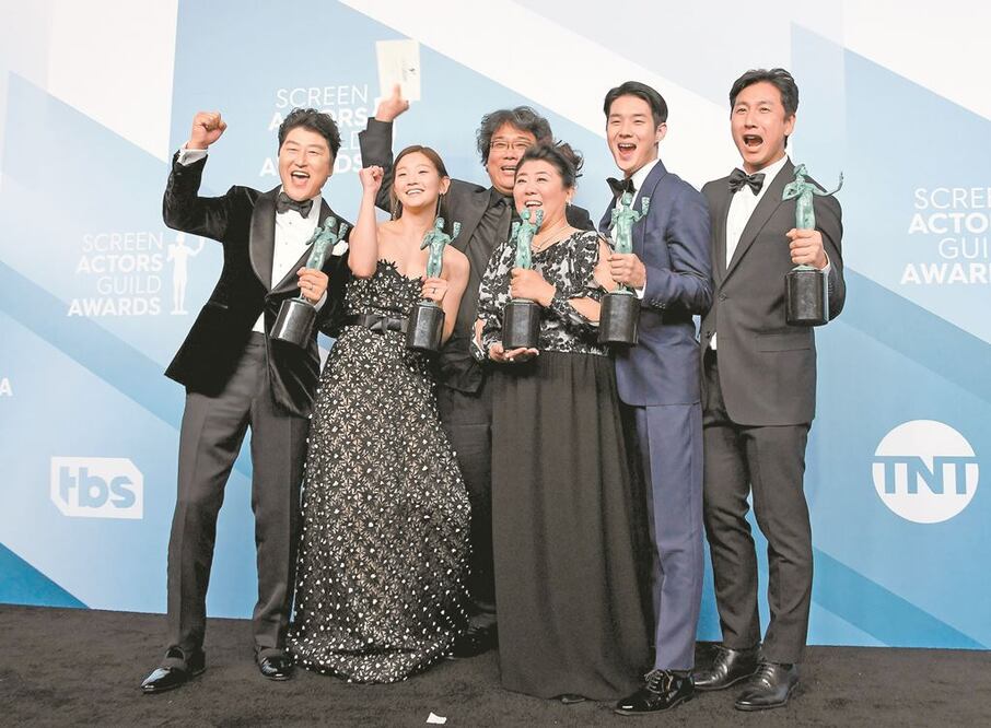 El elenco de Parasite hizo historia al convertirse en la primera película de habla no inglesa en quedarse con la presea. FOTOS: AGENCIAS