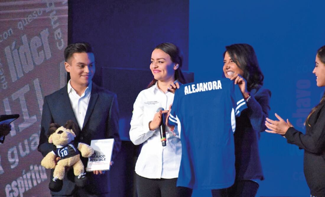 La abanderada de Por la CDMX al Frente, Alejandra Barrales, fue la encargada de abrir el Foro Transforma CDMX, donde planteó que la segunda ciudad universitaria de la capital podría ser una realidad en los primeros dos años de su gobierno (ESPECIAL)