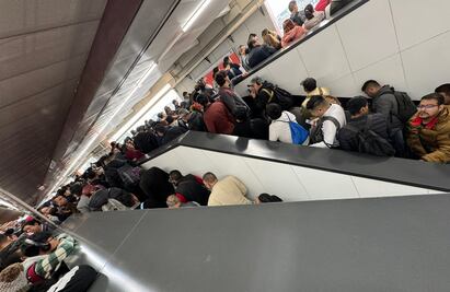 ¿Qué está pasando en el Metro? Línea 9 se desborda y los trenes no llegan, denuncian usuarios