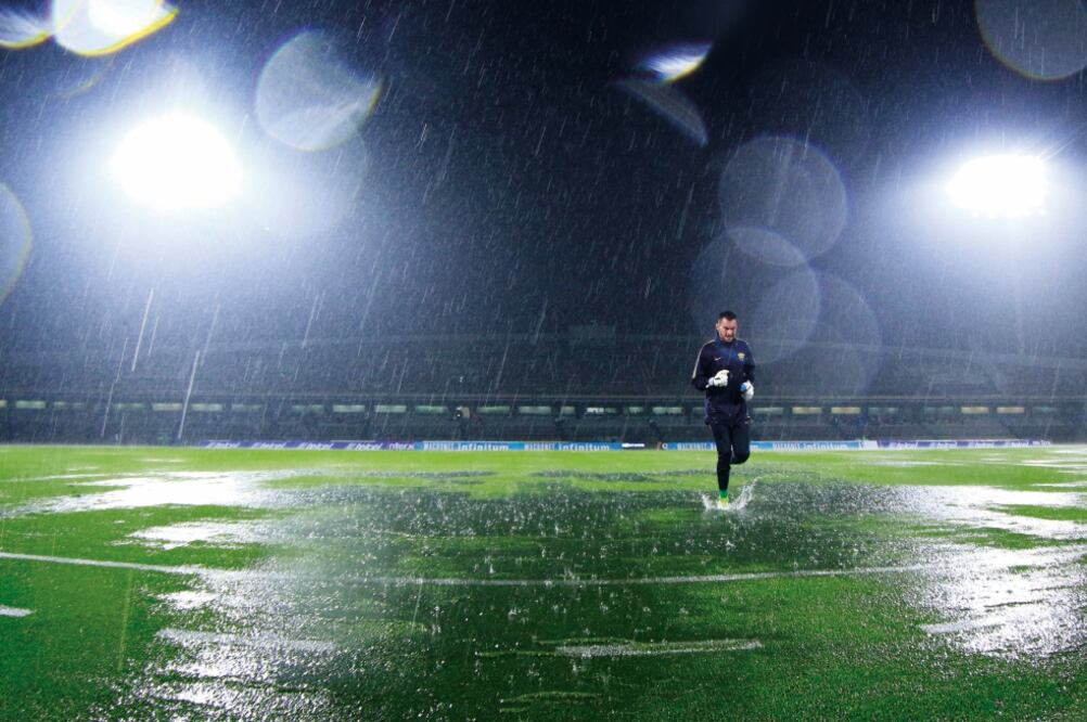 La fuerte lluvia hizo imposible que se jugará anoche en CU. (ALVARO PAULIN. IMAGO7)