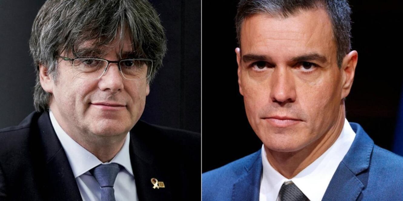 El expresidente catalán Carles Puigdemont (izq.) y el presidente en funciones del gobierno español, Pedro Sánchez. Foto: AFP