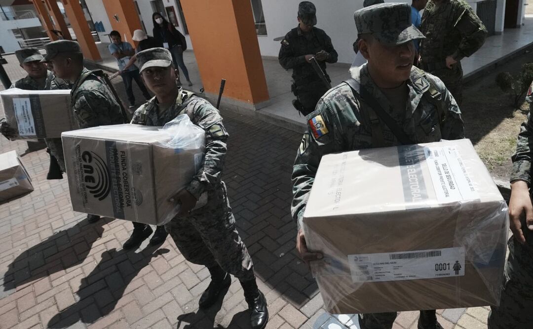 Soldados entregan materiales electorales en un centro de votación de Quito en Ecuador. Foto: AP