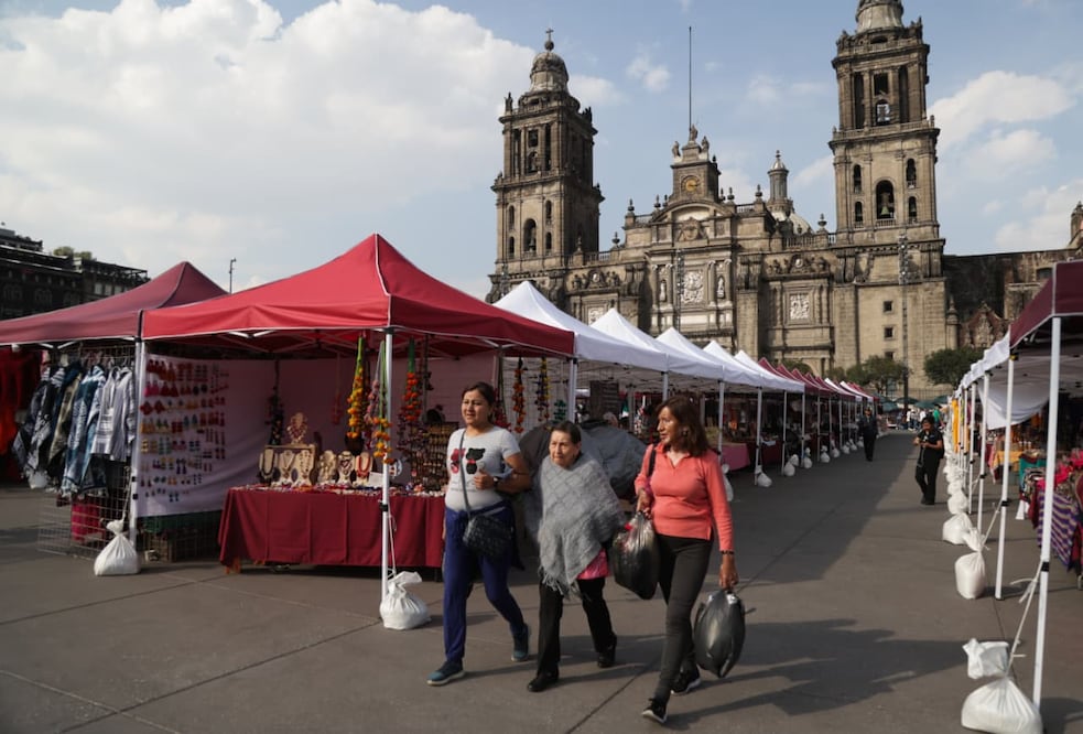 Romería de Fin de Año opera al 100% en el Zócalo; artesanos celebran el espacio pero reportan bajas ventas. Foto: Especial