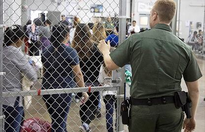 Así se vive en uno de los centros de detención de familias en EU