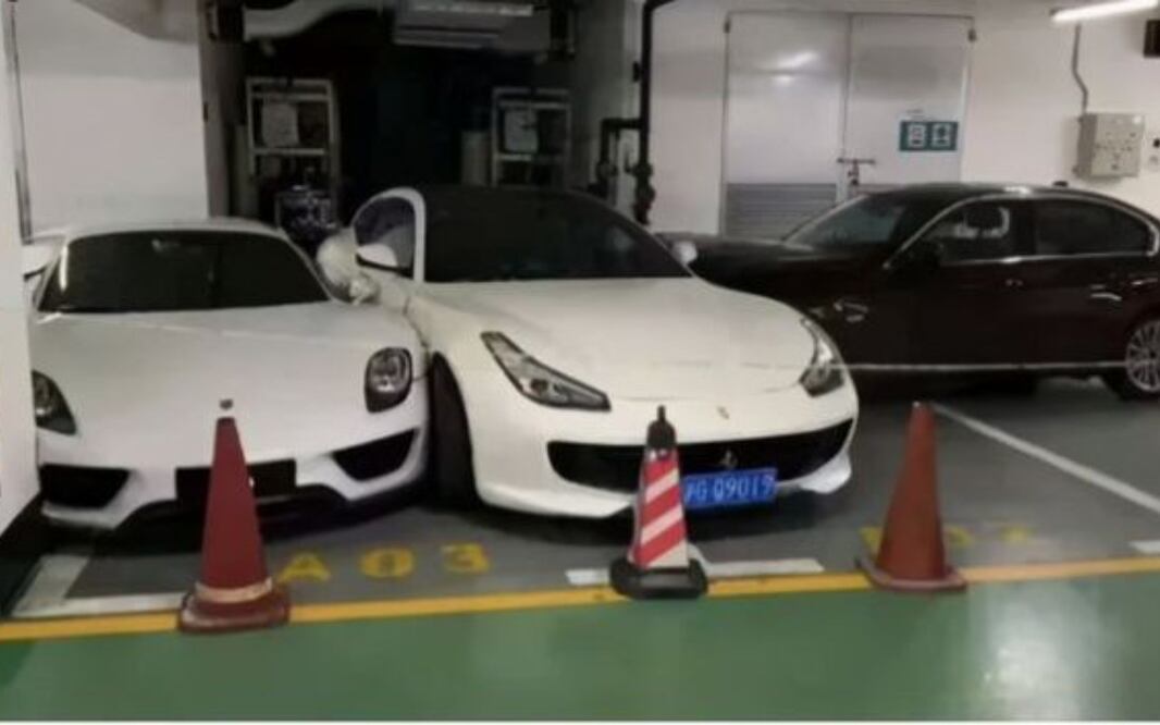 Pelea marital termina con un BMW estrellado en dos superautos de lujo