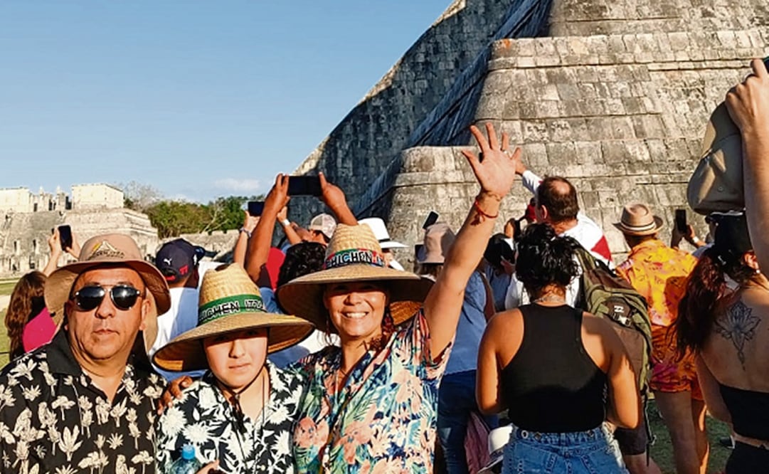 Janet, una texana que viajó a Chichén Itzá acompañada de su esposo José Yu y su hijo Gael, es una fiel creyente de la sabiduría de los mayas y acudió a cargarse de energía.Foto: Especial