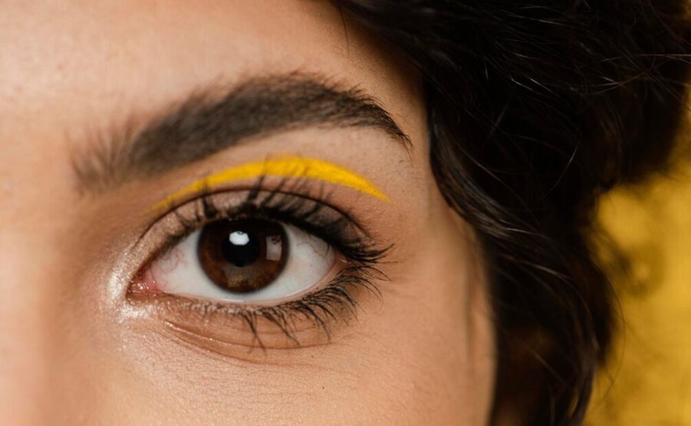 Los párpados caídos proyectan una mirada tierna. Foto: Freepik