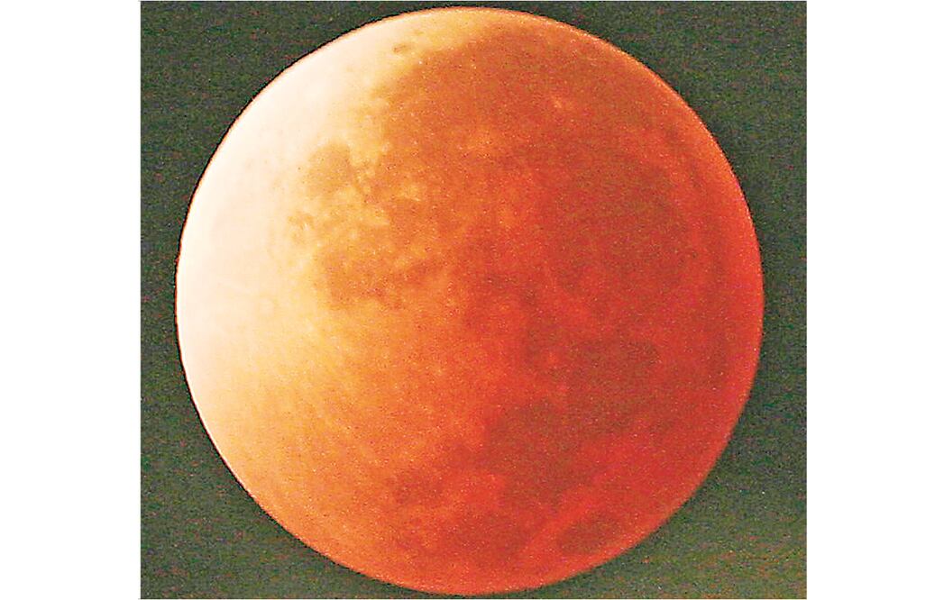 El término Luna azul hace referencia a la segunda luna llena dentro de un sólo mes, pero no significa que tenga esa tonalidad. (AP)