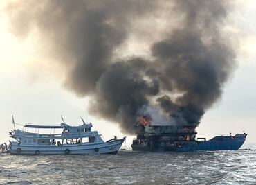 VIDEO: ¡Pánico en altamar! Se incendia ferry con más de 100 personas a bordo en Tailandia