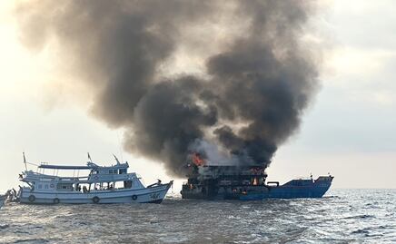 VIDEO: ¡Pánico en altamar! Se incendia ferry con más de 100 personas a bordo en Tailandia