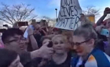 Hombre arroja gas pimienta a chica en mitin de Trump