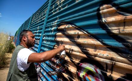 Artista mexicano pinta cara de paz a la frontera con EU