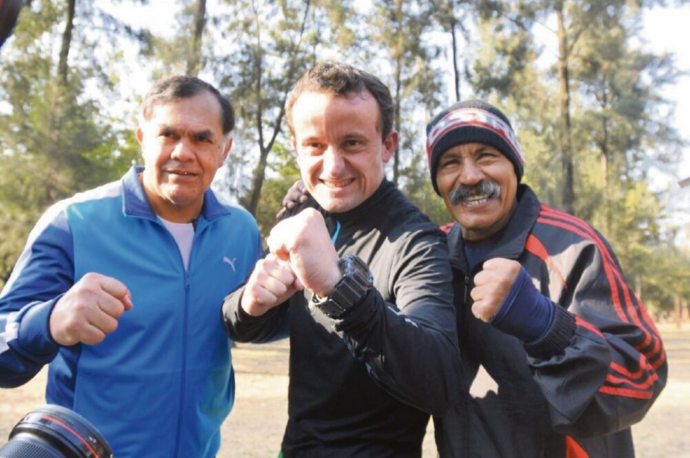 Mikel Arriola (centro), José Pipino Cuevas (primero de izquierda a derecha) y Guadalupe Lupe Pintor (tercero de izquierda a derecha) prometieron en el Bosque de San Juan de Aragón promover el deporte y recuperar espacios verdes. (ESPECIAL)