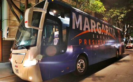 Le dan su “remojo” al autobús de Margarita Zavala