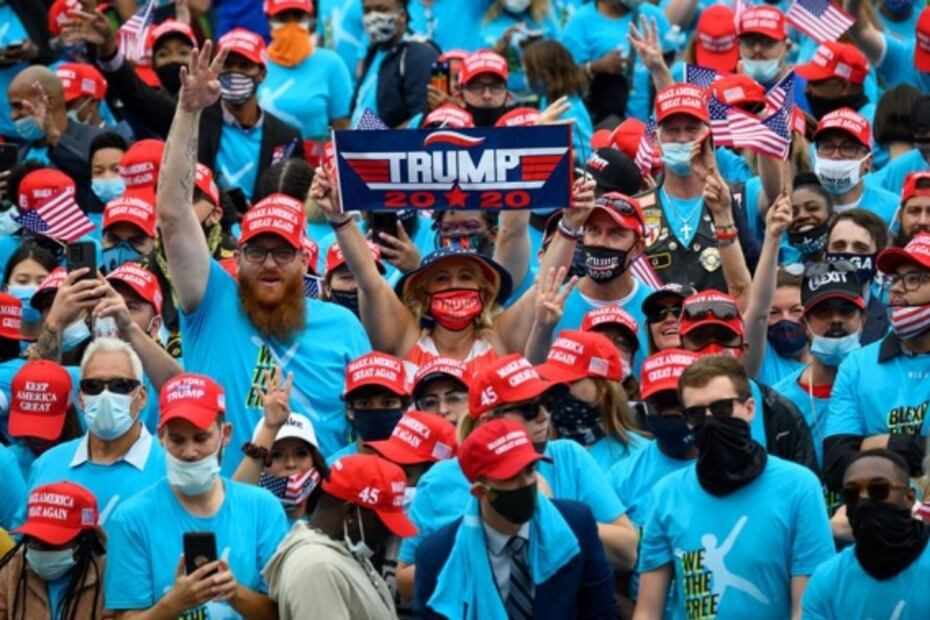 Grupo de activista conservadora pagó viajes a asistentes de acto público de Trump, según medio