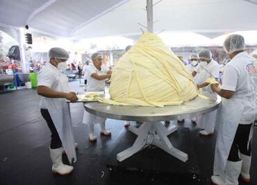 Oaxaca rompe récord Guiness con el quesillo más grande del mundo