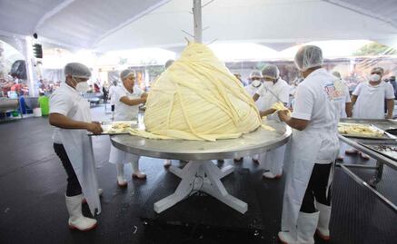Oaxaca rompe récord Guiness con el quesillo más grande del mundo