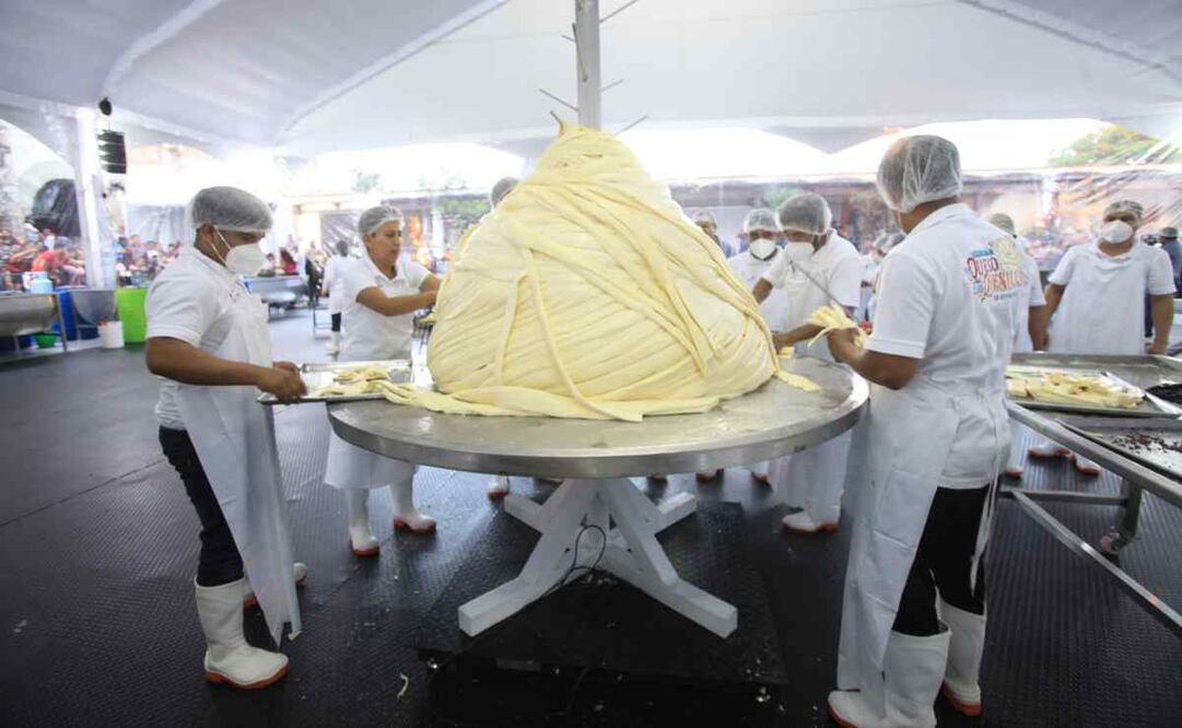 Así luce el quesillo ganador del Récord Guiness, elaborado en Reyes, Etla, Oaxaca. Foto: Edwin Hernández/EL UNIVERSAL