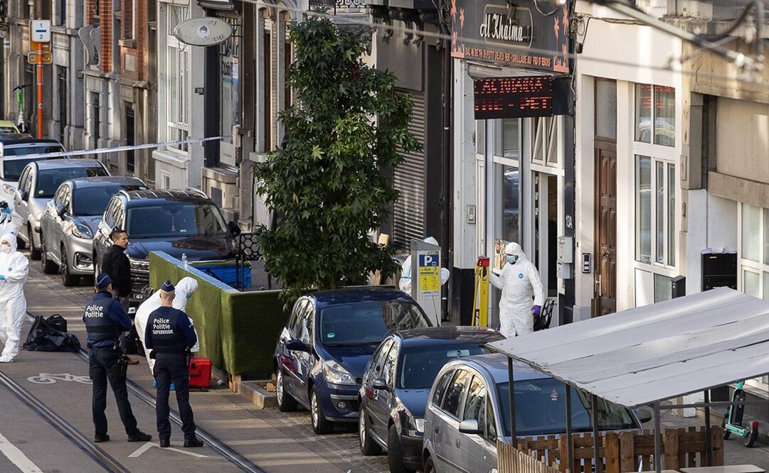 Agentes belgas del servicio forense se reúnen en la calle de la zona de Schaerbeek, donde el presunto autor del ataque en Bruselas fue asesinado a tiros durante una intervención policiaca. Foto: AFP