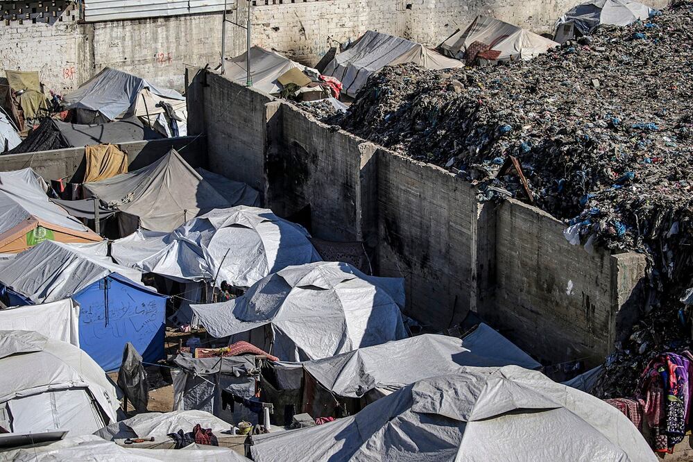 Un campo de desplazados palestinos, junto a un basurero, cerca del estadio Al Yarmouk, en el centro de Ciudad Gaza. FOTO: EFE