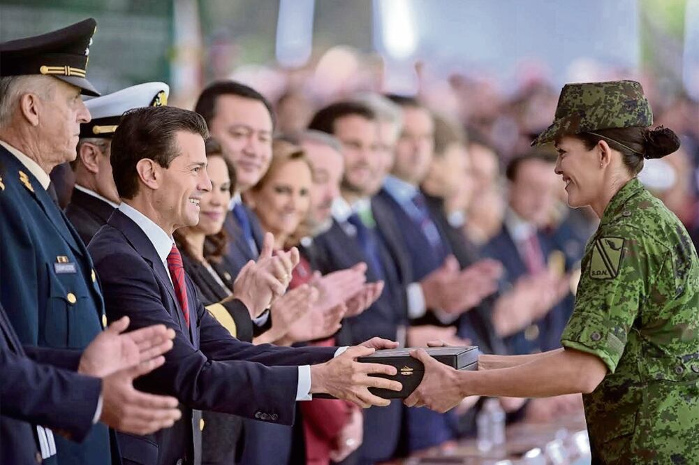 El presidente Enrique Peña Nieto encabezó la ceremonia de entrega de ascensos y condecoraciones a miembros de las Fuerzas Armadas en el Campo Marte, en el marco del 106 aniversario de la Revolución (PRESIDENCIA)