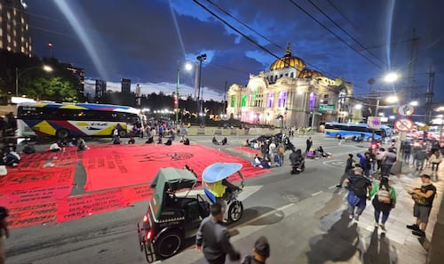Normalistas de Puebla mantienen bloqueo en Eje Central y avenida Juárez; suman más de 32 horas