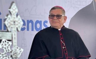 Nuevo obispo de Tampico, Tamaulipas, llega abordo de una lancha; asumirá el cargo este jueves