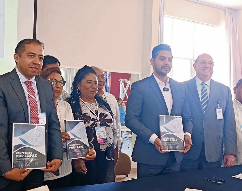 Los cinco candidatos se comprometieron a buscar la paz. Emilio Fernández