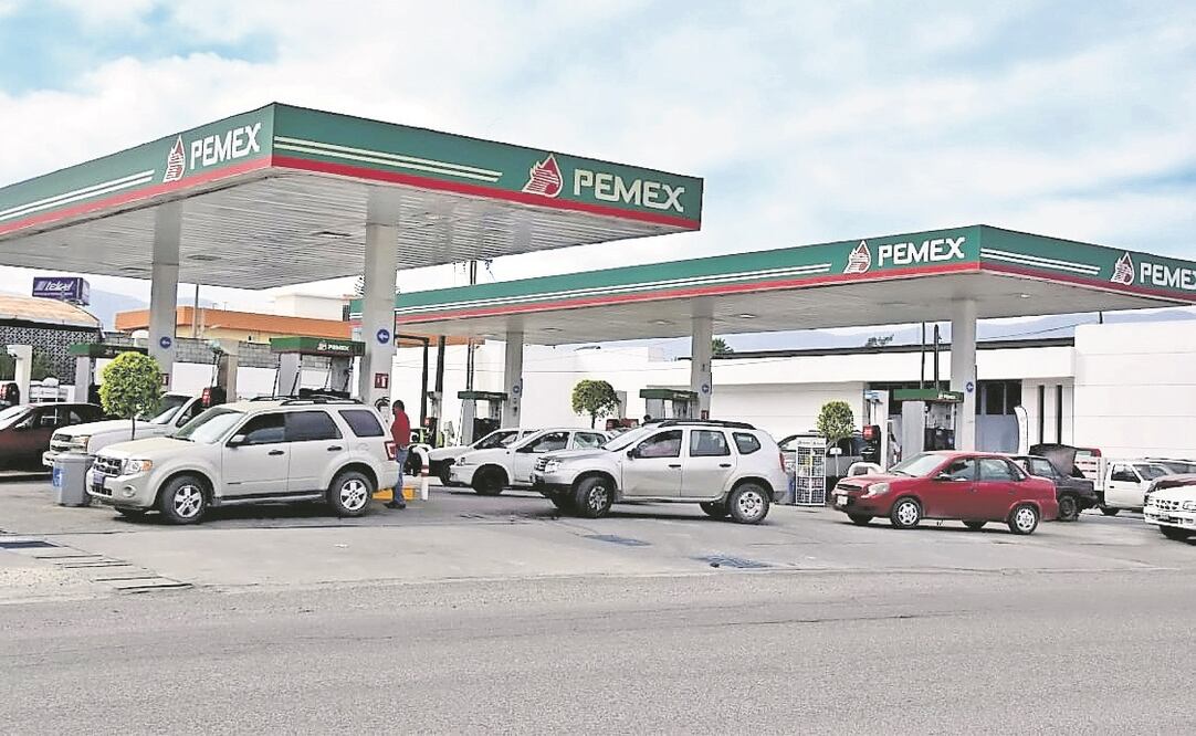 El aumento en el precio de las gasolinas sería de 40 centavos por año, que es el costo de la inflación, enfatiza López Obrador. (ARCHIVO EL UNIVERSAL)