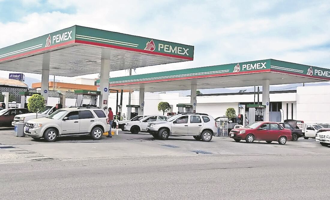 El aumento en el precio de las gasolinas sería de 40 centavos por año, que es el costo de la inflación, enfatiza López Obrador. (ARCHIVO EL UNIVERSAL)