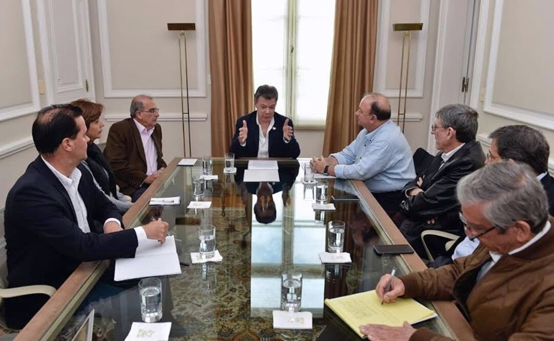 El presidente de Colombia, Juan Manuel Santos, se reunió con el equipo de negociadores del Gobierno colombiano. /Xinhua