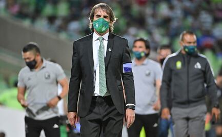 Guillermo Almada arremete contra el arbitraje tras derrota de Santos ante León