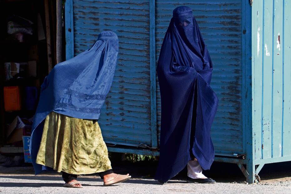Afganas vestidas con burka caminan por una carretera en el distrito de Fayzabad de la provincia de Badakhshan, el 8 de agosto pasado. Foto: Omer Abrar | AFP