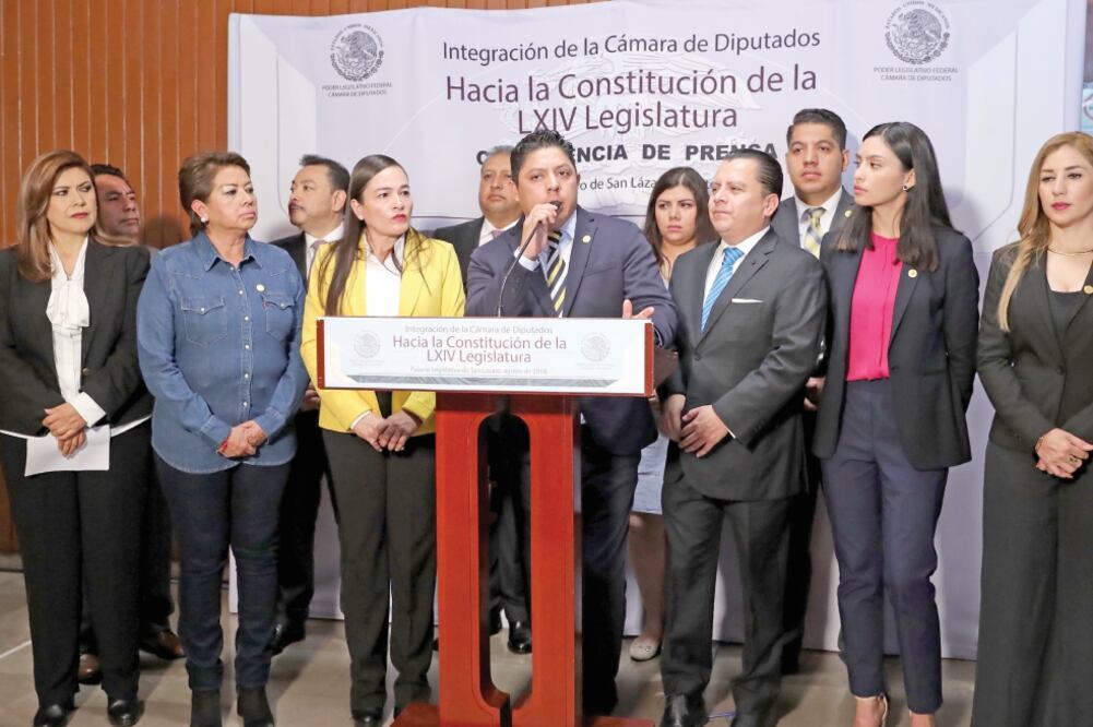 El coordinador del PRD, Ricardo Gallardo (centro); el líder nacional, Manuel Granados (der.), y la diputada electa Verónica Juárez (de amarillo), entre otros. (LUCÍA GODÍNEZ. EL UNIVERSAL)