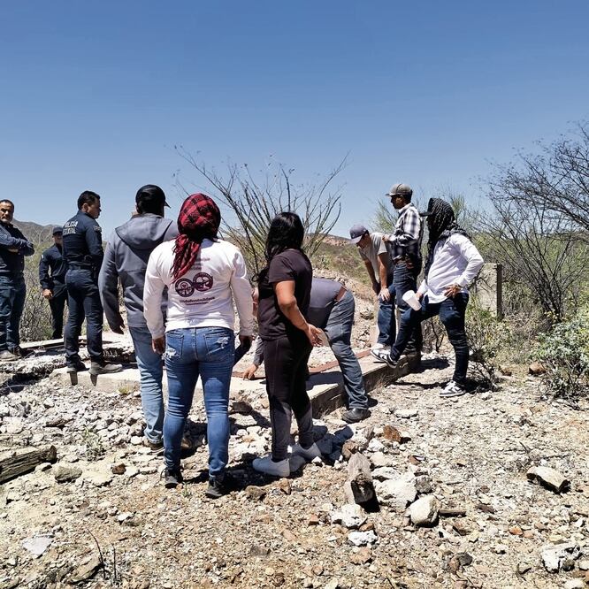 Los activistas Ceci Flores, Julián y Adrián LeBarón acudieron a la comisaría Félix Gómez, donde se reunieron con pobladores tras el éxodo suscitado después de un ataque a pobladores por parte del crimen organizado. Foto Especial