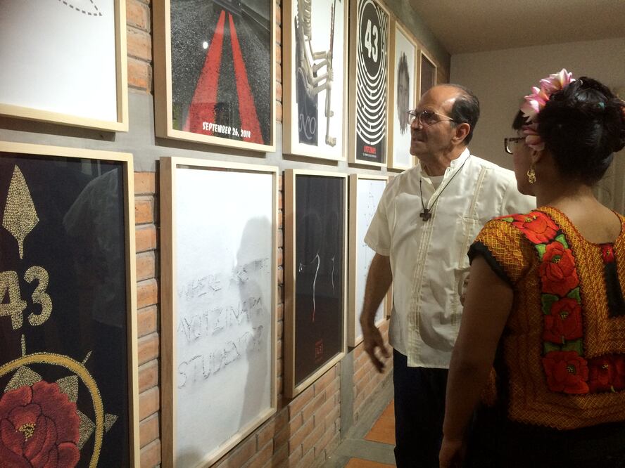 Alejandro Solalinde durante la inauguración de la exposición Carteles de Ayotzinapa en Juchitán (Foto: Agencia Quadratín)