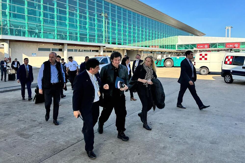 Javier Milei y a su hermana, la secretaria general de la Presidencia, Karina Milei, caminando por la pista del aeropuerto internacional de Ezeiza, en Ezeiza, provincia de Buenos Aires. FOTO: AFP