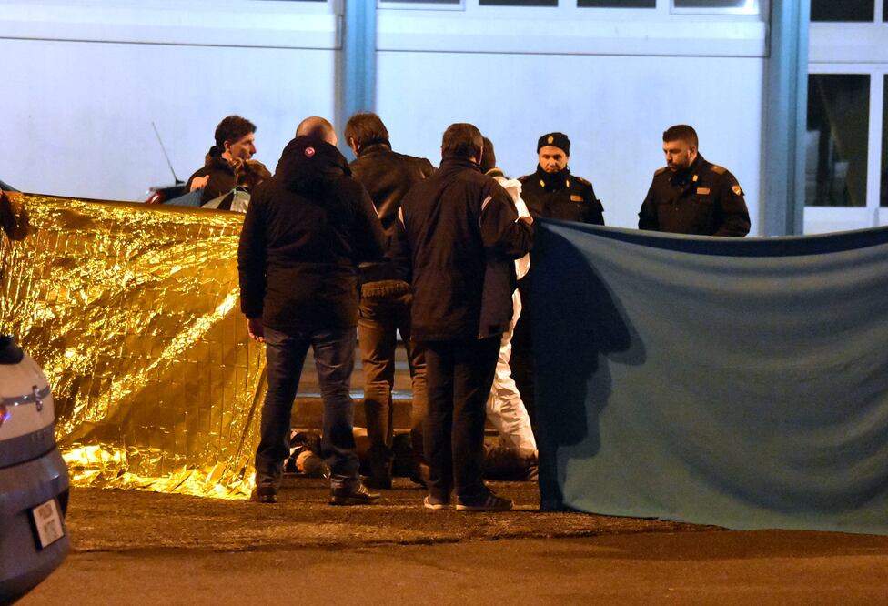 Cerco policíaco en el vecindario Sesto San Giovanni, Milán, donde ocurrió el tiroteo entre la policía italiana y el sospechoso. (AP/Daniele Bennati)