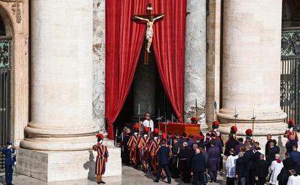 Papa Francisco: Miles dan último adiós al líder de la Iglesia católica mientras su sepulcro está casi listo; sigue el minuto a minuto