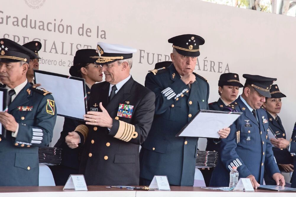 Los secretarios de Marina, Vidal Francisco Soberón Sanz, y de la Defensa Nacional, Salvador Cienfuegos Zepeda, encabezaron ayer la ceremonia en la Base Aérea Militar No. 1, en Santa Lucía, Estado de México (TERCERO DÍAZ. CUARTOSCURO)