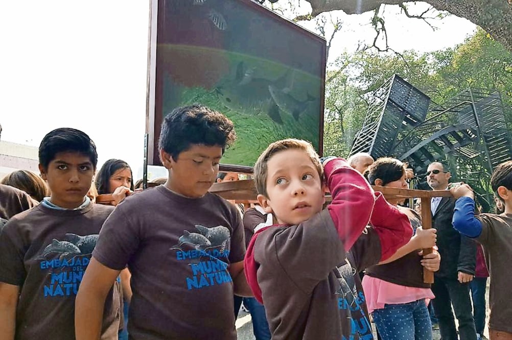Integrantes de organizaciones civiles marcharon del Museo Tamayo al Nacional de Antropología en defensa de la especie. (CORTESÍA)