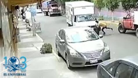 Se lanza contra camioneta y provoca accidente en Iztapalapa