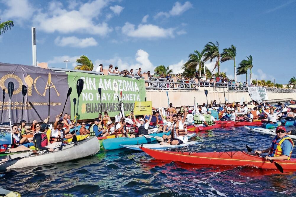 En la tercera edición del Global Canoe, integrantes de Greenpeace remaron 9.6 kilómetros de ida y vuelta para exigir medidas efectivas para la protección (ADRIANA VARILLAS. EL UNIVERSAL) 