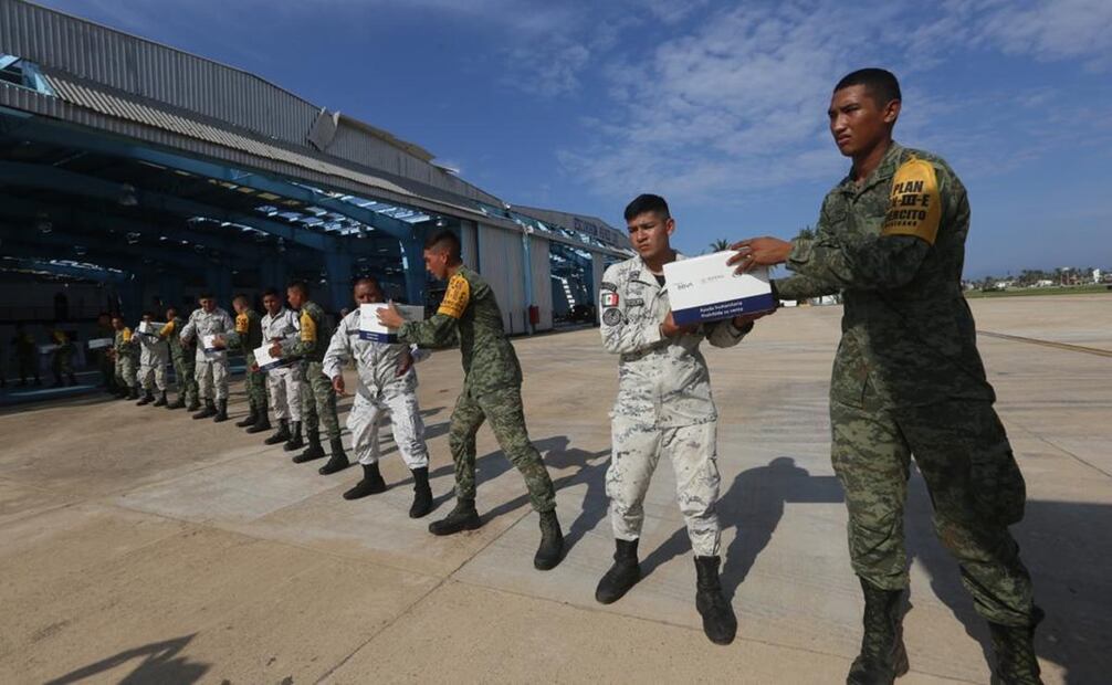 Elementos del ejército llegan a Guerrero tras el paso del huracán "Otis" para entregar 3 toneladas de víveres y agua en la Base Aérea Militar 7 en Pie de la Cuesta. Foto: Valente Rosas/EL UNIVERSAL