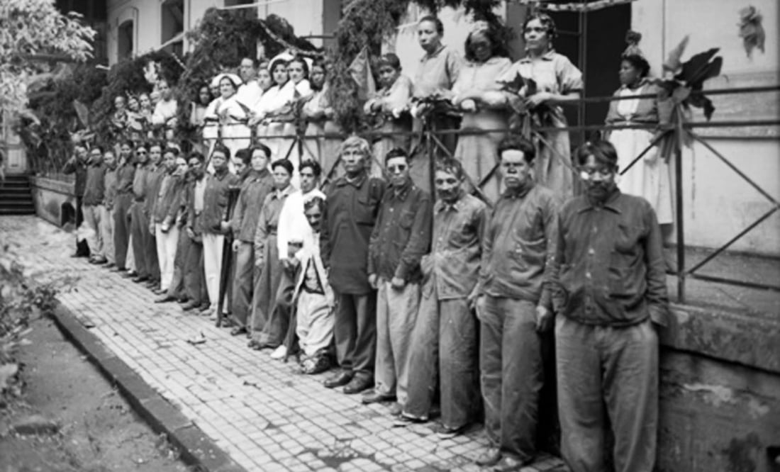 Foto de 1930, en un leprosario del Distrito Federal. En su edición del 13 de enero de 1912, el periódico estadounidense The Day Book mencionó que “la lepra es una enfermedad mortal, pero no hay razón alguna para suspender las reglas de una conducta civilizada hacia los posibles contagiados. Seamos humanos. Inhumanidad es una peor enfermedad que la lepra”. Foto: Mediateca INAH.