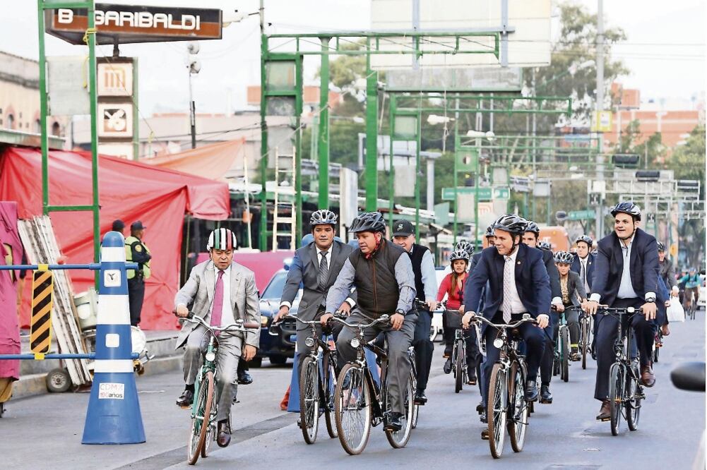 El diputado del PRI César Camacho lideró la comitiva de legisladores, quienes atravesaron en bicicleta el barrio de Tepito (NOTIMEX)