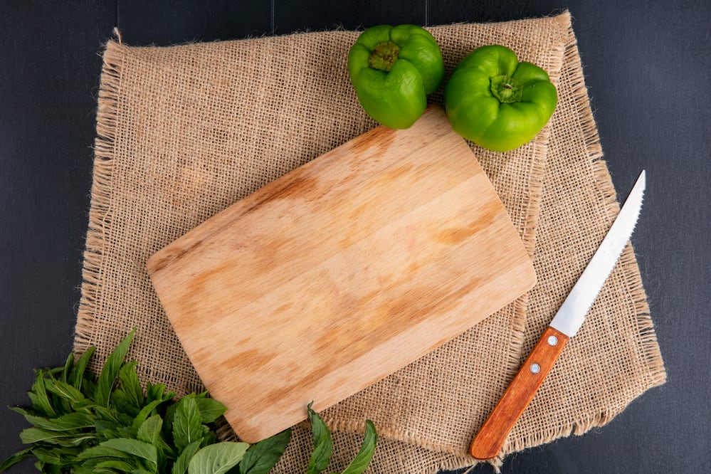 Conoce cuál es el material más higiénico en una tabla para picar. Foto: Freepik